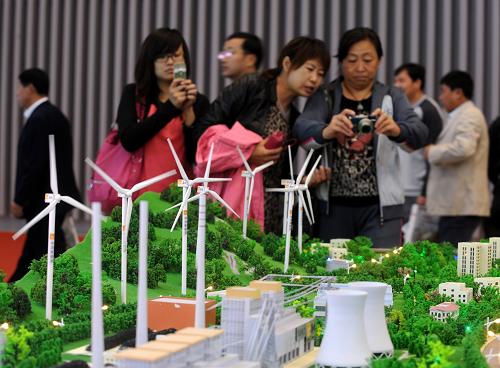 9月27日,人們在參觀華潤集團的風(fēng)力發(fā)電模型。新華社記者 燕雁 攝