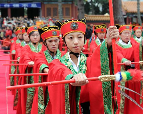 9月28日,舞生在祭孔典禮現(xiàn)場(chǎng)表演八佾舞。新華社記者 王松 攝