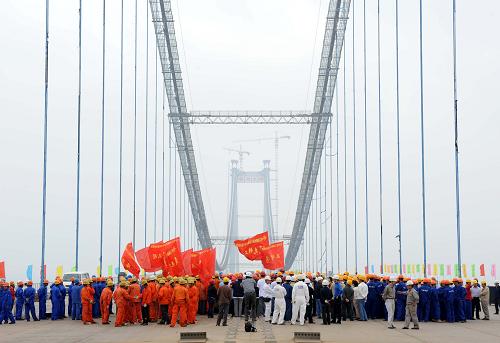 9月28日,建設(shè)者們?cè)谔┲荽髽蚝淆執(zhí)帒c賀。新華社記者 孫參 攝
