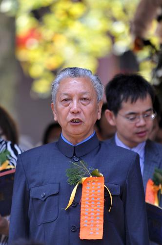 9月28日,孔子第75世嫡長孫孔祥楷在祭孔典禮上唱《大同頌》。新華社記者 黃宗治 攝