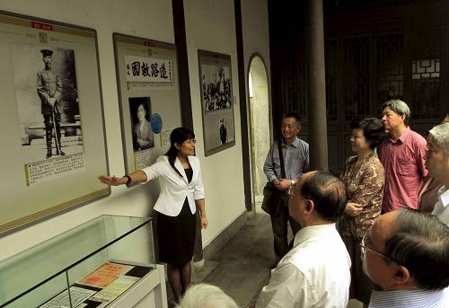 9月29日,講解員在“辛亥革命與臺灣同胞”展覽展廳為觀眾講解。新華社發(fā)(龍巍 攝)