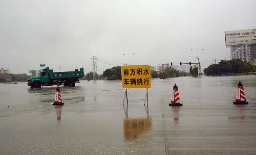 10月2日,廣西南寧市沙井大道雨后積水較深,內(nèi)澇嚴(yán)重。新華社發(fā)(覃星星 攝)