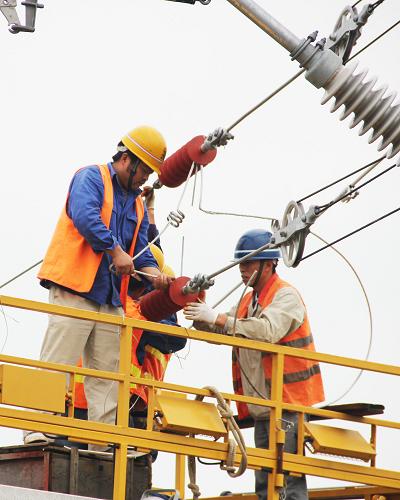 10月5日,在向莆鐵路撫州至南城區(qū)段電氣化鐵路工地,中鐵電氣化局西安電化公司的建設(shè)者在加緊施工。 新華社發(fā)(王建國(guó) 攝)