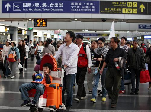 10月6日,北京首都國際機場2號航站樓內(nèi)人頭攢動。國慶長假即將結(jié)束,首都機場迎來客流高峰。據(jù)北京首都國際機場的最新統(tǒng)計,9月30日至10月5日期間,首都機場進出港航班達8739架次,日均1456.5架次,較去年同期增長3.92%,旅客吞吐量方面總計達到135.2萬人次,再創(chuàng)歷史新高。新華社發(fā)(梁志強 攝)