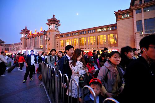 10月6日,從北京火車站出站的旅客排隊進入地鐵站。新華社發(fā)(李文明 攝)