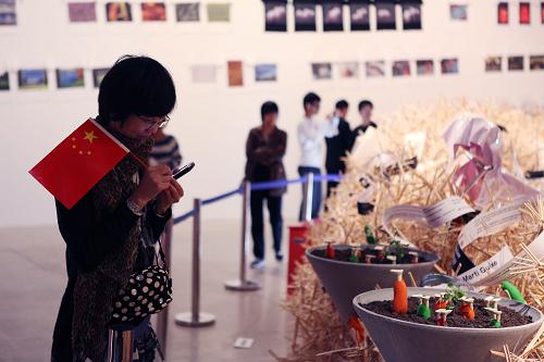 一位觀眾在欣賞展品“可種植的小寵物”(10月3日攝)。新華社發(fā)(馮思默 攝)