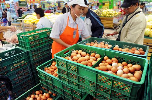 10月7日,顧客在青島一超市內(nèi)排隊(duì)購買雞蛋。青島市近3個(gè)月來價(jià)格一直不斷上漲的豬肉、雞蛋以及葉類蔬菜價(jià)格在近日均出現(xiàn)不同程度的下調(diào),呈現(xiàn)出穩(wěn)中有降的態(tài)勢(shì)。例如:帶皮的白條肉批發(fā)價(jià)由每公斤27元下降到每公斤24.8元,油菜的批發(fā)價(jià)由每公斤3.4元下降到每公斤1.4元,而雞蛋的批發(fā)價(jià)也由一個(gè)月前的每公斤10.6元下降到每公斤9元左右。關(guān)于這一輪價(jià)格的下調(diào),業(yè)內(nèi)人士分析:政府儲(chǔ)備商品投放和市場(chǎng)肉蛋菜供應(yīng)量的上升是降價(jià)的主要原因之一。新華社記者 李紫恒 攝