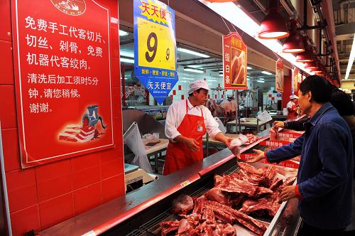 10月7日,顧客在青島一超市內(nèi)購買豬肉。新華社記者 李紫恒 攝
