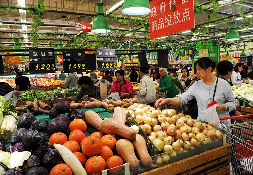 10月7日,顧客在青島某超市政府儲(chǔ)備商品投放點(diǎn)選購蔬菜。新華社記者 李紫恒 攝