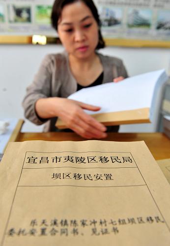 10月18日,工作人員在整理裝訂三峽工程移民檔案資料。新華社發(fā)(張國榮 攝)