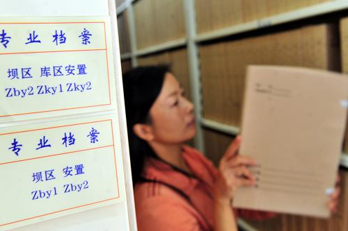 10月18日,工作人員在核查三峽工程移民檔案資料。當(dāng)日,湖北宜昌市夷陵區(qū)三峽工程移民相關(guān)檔案數(shù)字化進(jìn)館工作正式啟動。宜昌市夷陵區(qū)決定對分散在各單位及部門的自1985年三峽工程移民試點(diǎn)以來的移民檔案及移民工作相關(guān)的文書、聲像等資料進(jìn)行重新收集,統(tǒng)一歸類整理后移交到檔案館集中保存,建立數(shù)字化、信息化移民檔案資料庫。據(jù)悉,該項(xiàng)工作將于2012年6月底以前完成。新華社發(fā)(張國榮 攝)