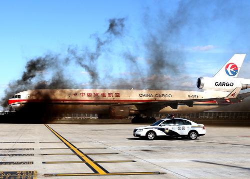 10月18日,一架客機在機場跑道上發(fā)生“火情”。 當日,上海浦東國際機場舉行應(yīng)急救援綜合演練,演練主要模擬航空器在機場跑道滑行過程中因設(shè)備故障發(fā)生火情后組織開展的應(yīng)急救援,旨在通過實戰(zhàn)演練,全面驗證浦東機場應(yīng)急救援預(yù)案的科學(xué)性和合理性,檢驗各救援單位在通信聯(lián)絡(luò)、應(yīng)急反應(yīng)、現(xiàn)場處置等環(huán)節(jié)協(xié)同作戰(zhàn)能力。 新華社記者 陳飛攝