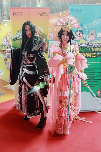 10月22日,在北京國(guó)際動(dòng)漫周上,兩名年輕人在進(jìn)行動(dòng)漫人物角色表演。新華社發(fā)(羅偉 攝)