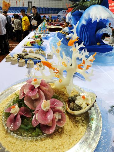 10月22日,游客在第六屆蘇州美食節(jié)上參觀展出的美食。新華社發(fā)(杭興微 攝)