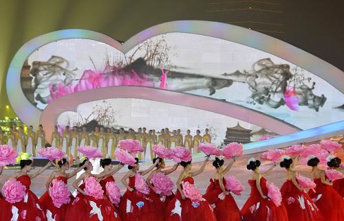 10月22日,演員表演大型歌舞《送你一個(gè)長(zhǎng)安》。新華社記者 陳鋼 攝