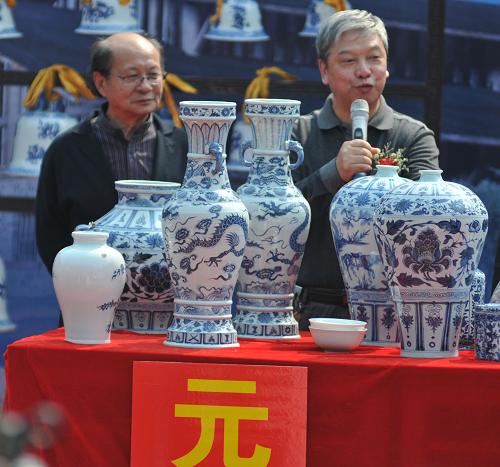 10月23日,在江西省景德鎮(zhèn)古窯民俗博覽區(qū)內(nèi),中國工藝美術(shù)大師黃賣九(左)、陶瓷考古專家李一平,對(duì)元代饅頭窯復(fù)燒的瓷器進(jìn)行認(rèn)證。新華社發(fā)(石衛(wèi)明 攝)