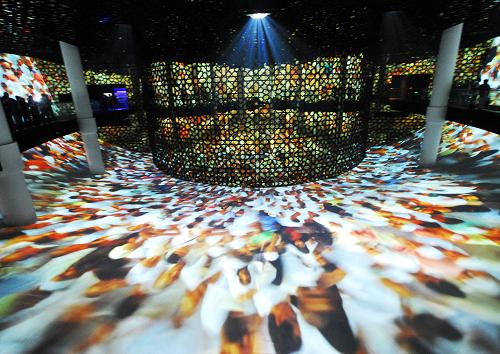 10月23日,游客在上海世博會沙特館珍寶影院參觀360°巨幕電影。新華社發(fā)(鈕一新 攝)