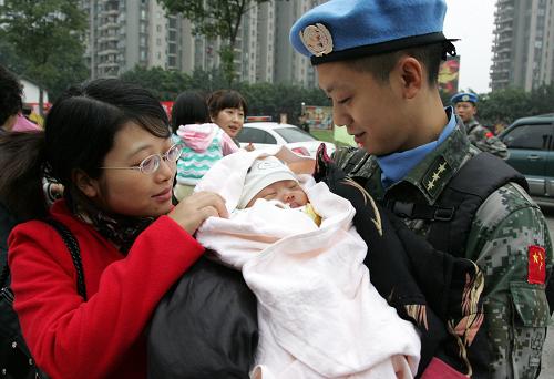 10月29日上午,中國第九批赴黎巴嫩維和工兵營第二梯隊上尉鄢偉林惜別剛滿月的兒子。新華社發(fā)(彭小明 攝)