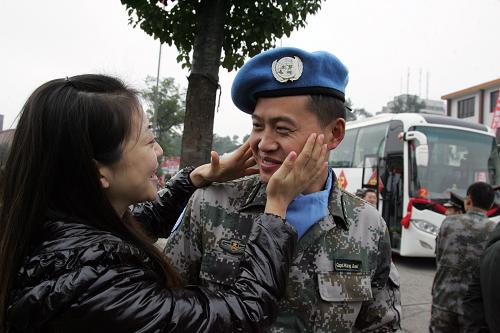 10月29日上午,中國第九批赴黎巴嫩維和工兵營第二梯隊作訓參謀王大喜與新婚妻子告別。新華社發(fā)(彭小明 攝)