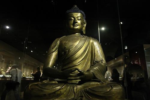 11月9日,觀眾在臺(tái)北參觀北京首都博物館珍藏的明景泰元年制阿彌陀佛銅像。新華社記者 任正來(lái) 攝