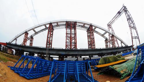 這是順利合拱的長沙福元路湘江大橋首跨鋼拱(11月10日攝)。新華社記者 龍弘濤 攝