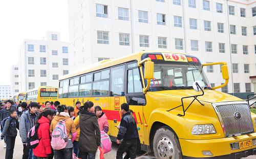 11月18日中午,甘肅省慶陽市西峰區(qū)黃官寨實驗學(xué)校的學(xué)生們等待乘坐校車回家。每到星期五中午,學(xué)校會免費把1500多名平時寄宿學(xué)校的中小學(xué)生安全送回到幾十公里外的家中。新華社記者 梁強 攝