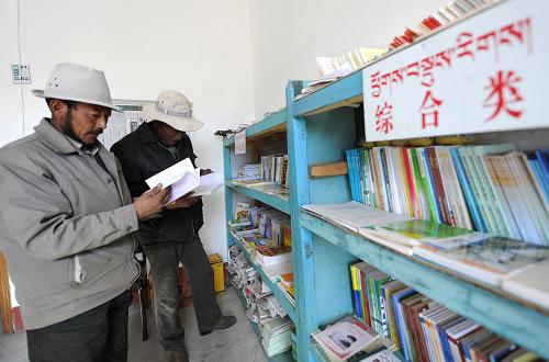 西藏:農(nóng)家書屋惠農(nóng)家 11月21日,西藏曲松縣下落村的群眾在村里的農(nóng)家書屋閱覽圖書。 為滿足西藏廣大農(nóng)牧民群眾文化需求,近年來(lái),西藏大力推進(jìn)農(nóng)家書屋工程建設(shè),為行政村配備圖書、報(bào)紙、期刊、音像制品等出版物,深受群眾喜愛。 根據(jù)國(guó)家和自治區(qū)的部署,今年11月底,西藏新建的3331個(gè)農(nóng)家書屋將全部完工。屆時(shí),西藏全區(qū)農(nóng)家書屋將達(dá)到5331個(gè),占全區(qū)行政村的92.7%。到2012年有望實(shí)現(xiàn)“村村有農(nóng)家書屋”的目標(biāo)。 新華社記者 文濤攝