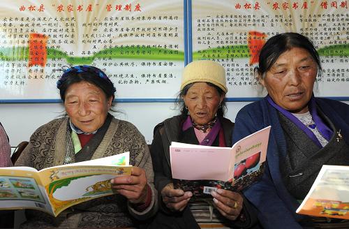 西藏:農(nóng)家書屋惠農(nóng)家 11月21日,西藏曲松縣下落村的群眾在村里的農(nóng)家書屋閱覽圖書。 為滿足西藏廣大農(nóng)牧民群眾文化需求,近年來(lái),西藏大力推進(jìn)農(nóng)家書屋工程建設(shè),為行政村配備圖書、報(bào)紙、期刊、音像制品等出版物,深受群眾喜愛。 根據(jù)國(guó)家和自治區(qū)的部署,今年11月底,西藏新建的3331個(gè)農(nóng)家書屋將全部完工。屆時(shí),西藏全區(qū)農(nóng)家書屋將達(dá)到5331個(gè),占全區(qū)行政村的92.7%。到2012年有望實(shí)現(xiàn)“村村有農(nóng)家書屋”的目標(biāo)。 新華社記者 文濤攝