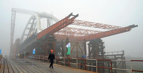 長(zhǎng)沙市福元路湘江大橋首跨鋼拱梁頂推施工現(xiàn)場(chǎng)(11月29日攝)。新華社記者 龍弘濤 攝