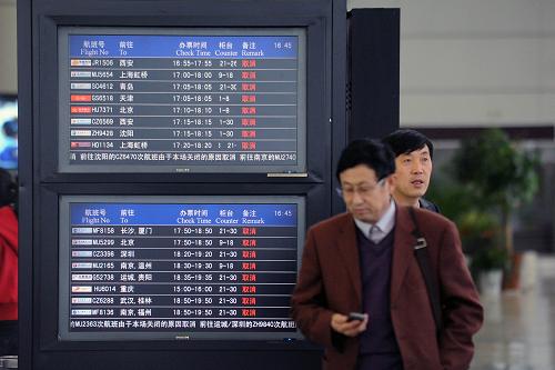 11月29日,受大雪天氣影響,太原武宿國(guó)際機(jī)場(chǎng)共有56架次出港航班被取消。新華社記者 范敏達(dá) 攝