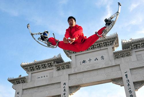 一名武校學員在少林寺景區(qū)外的石牌坊前,為游客表演“彈跳龍”(2011年1月1日攝)。少林武術的發(fā)源地河南省登封市,自2008年以來,傾力打造“世界功夫之都”。目前,位于嵩山腳下的48所武校、近6萬多名學員撐起了龐大的武術產業(yè)。按照規(guī)劃,登封市要組建十大武術產業(yè)集團,依托少林寺景區(qū),建設少林武術城、少林影視城、少林禪街和少林功夫展示中心,使其成為國際功夫文化研究傳播基地。到2020年,登封市要建成以“武術游”為特色的現代化國際文化旅游目的地城市,成為名副其實的“世界功夫之都”。新華社記者 王頌 攝