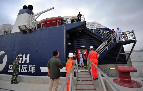 這是“海峽號”穿浪型高速客滾船在做首航前的準(zhǔn)備(11月29日攝)。新華社記者 魏培全 攝