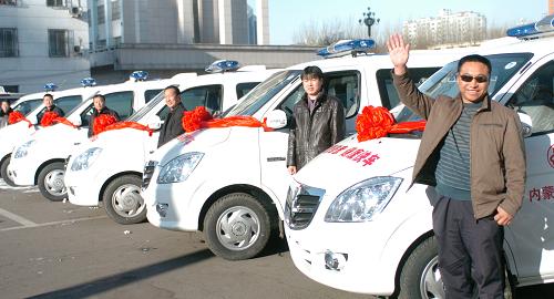 12月3日,21輛“草原母親健康快車”整裝待發(fā)。當(dāng)日,“草原母親健康快車”發(fā)車儀式在內(nèi)蒙古呼和浩特市舉行。“母親健康快車”是由全國婦聯(lián)、國務(wù)院婦女兒童工作委員會辦公室共同主辦、中國婦女發(fā)展基金會承辦的公益項(xiàng)目。“草原母親健康快車”是在“母親健康快車”基礎(chǔ)上擴(kuò)展的一項(xiàng)由內(nèi)蒙古自治區(qū)財政投入,自治區(qū)婦聯(lián)實(shí)施的民生項(xiàng)目。此次共向21個旗縣(區(qū))發(fā)放21輛“草原母親健康快車”,總投入達(dá)240余萬元。新華社發(fā)(康文魁 攝)