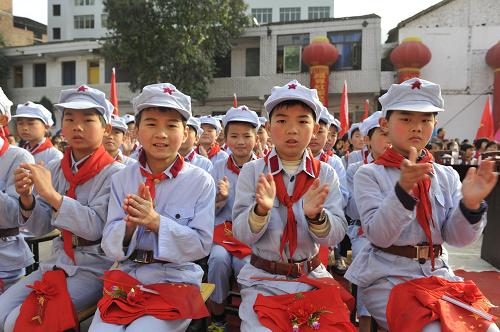 12月2日,達(dá)縣中關(guān)工委紅軍小學(xué)的學(xué)生們?cè)诰栀?zèng)儀式上。當(dāng)日,中國(guó)關(guān)心下一代工作委員會(huì)與全國(guó)紅軍小學(xué)建設(shè)工程理事會(huì)聯(lián)合在四川省達(dá)州市舉行中國(guó)工農(nóng)紅軍達(dá)縣中關(guān)工委紅軍小學(xué)授旗、授牌暨捐贈(zèng)儀式。這所學(xué)校是在達(dá)州建設(shè)的第二所紅軍小學(xué)。新華社發(fā)(熊偉 攝)