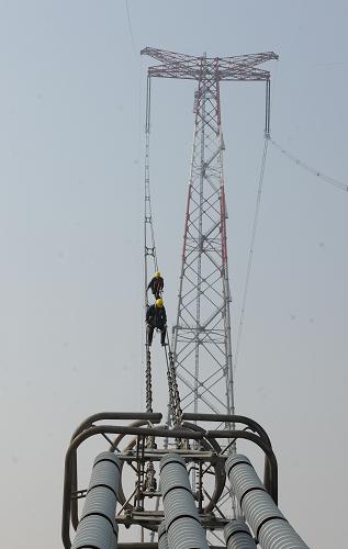 12月3日,在安徽池州,安徽省的電力員工對向家壩—上海±800千伏高壓直流輸電線路安徽段的線路進行檢修。 新華社發(fā)(宋衛(wèi)星 攝)