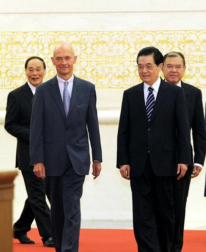 這是胡錦濤與世貿(mào)組織總干事拉米、聯(lián)合國(guó)貿(mào)發(fā)會(huì)議秘書(shū)長(zhǎng)素帕猜、中國(guó)國(guó)務(wù)院副總理王岐山步入會(huì)場(chǎng)。新華社記者 饒愛(ài)民 攝