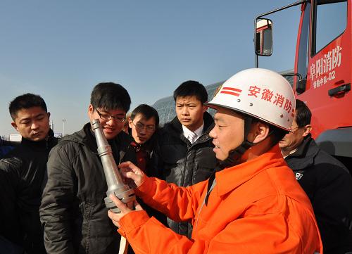 12月11日,消防人員在指導阜陽會展中心的工作人員使用消防水龍。新年將至,安徽省阜陽市開發(fā)區(qū)消防大隊加大力度清剿火患,對轄區(qū)內33家消防安全重點單位和場所逐一建立消防“電子身份證”,實時跟蹤掌控火患整改進度情況,并對在建工程、學校醫(yī)院等場所展開了“過篩式”排查整治。新華社發(fā)(蔡嘯天 攝)