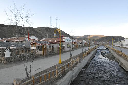 這是四川阿壩藏族羌族自治州阿壩縣麥爾瑪鄉(xiāng)牧民定居點(diǎn)(12月9日攝)。新華社記者 黨文伯 攝