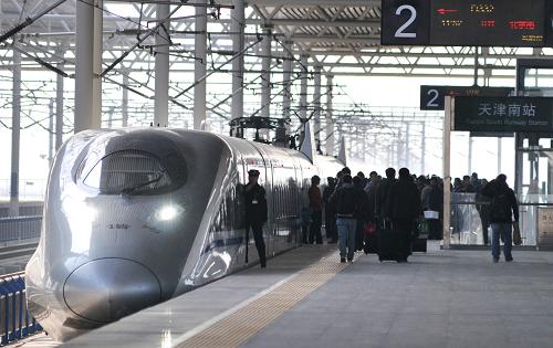 12月12日,一列動(dòng)車組列車??吭诰哞F天津南站站臺(tái),等待旅客上車。 從12月12日零時(shí)起,京滬高鐵實(shí)施新列車運(yùn)行圖。調(diào)整運(yùn)行圖后,京滬高鐵共開行動(dòng)車92對(duì),其中,時(shí)速300公里動(dòng)車組列車由39對(duì)增加到65對(duì),時(shí)速250公里動(dòng)車組由25對(duì)增加到27對(duì)。 新華社發(fā)(楊寶森 攝)