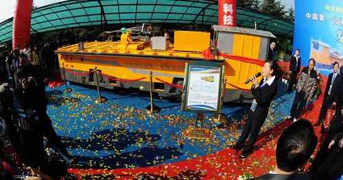 這是湖南湘潭牽引機(jī)車廠新產(chǎn)品發(fā)布會(huì)現(xiàn)場(chǎng)展示中的“無(wú)人駕駛”變頻電機(jī)車(12月12日攝)。新華社記者 龍弘濤 攝