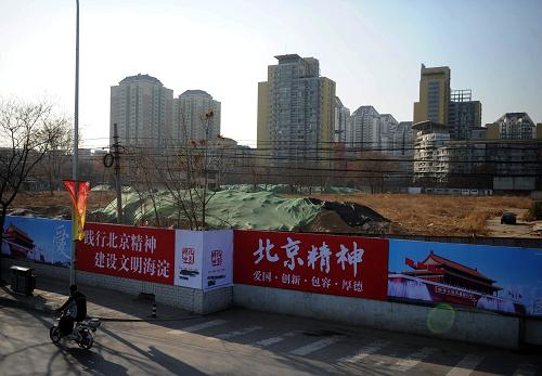 圍擋內荒草萋萋的北京海淀區(qū)東升鄉(xiāng)地塊(12月12日攝)。新華社記者 羅曉光 攝