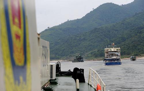 12月11日,中老緬泰四國聯(lián)合執(zhí)法船及隨行商船在湄公河上行駛。新華社發(fā)(王小雪攝)