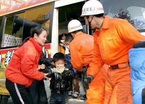 12月14日,新疆阿克蘇地區(qū)消防官兵在校車安全逃生演習(xí)中協(xié)助孩子們撤離。 當日,新疆阿克蘇市教育、公安、消防部門在金橋雙語幼教中心舉行以“車輛遇險如何自救逃生”為主題的校車消防安全逃生演習(xí)。來自阿克蘇市部分中小學(xué)校、幼兒園安全負責(zé)人、金橋雙語幼教中心師生共800余人參加演習(xí)。 目前新疆已到冬季,冰雪、大霧等惡劣天氣對學(xué)生和幼兒上下學(xué)交通安全造成不利影響,消防部門將聯(lián)合公安、教育等部門根據(jù)實際情況,繼續(xù)加大校車安全隱患排查整治力度,開展中小學(xué)生和家長安全乘車教育,普及消防安全知識。 新華社發(fā)(汪渝 攝)