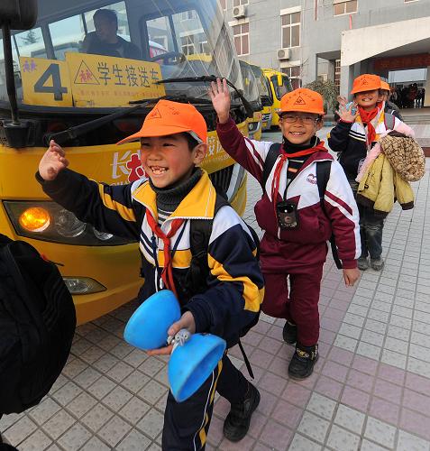 12月14日,長興縣和平鎮(zhèn)中心小學的孩子們排隊登上校車回家。和平鎮(zhèn)中心小學每天有800多名小學生要乘坐校車上下學,因此準備了16輛校車開通16條線路,接送分散在各個鄉(xiāng)村的孩子們,最遠距離近15公里。 從2007年初開始,浙江省長興縣就率先在全國縣一級政府成立由安監(jiān)、交通、公安、教育等多部門組成的“學生接送車聯(lián)合管理辦公室”,由教育等各相關(guān)部門及鄉(xiāng)鎮(zhèn)政府管理和協(xié)調(diào)學生專用接送車。學生車管辦成立5年來,縣、鄉(xiāng)鎮(zhèn)各級政府累計投入專項資金2000多萬,用于校車購買、日常維護、油料及駕駛員工資等。截至2011年下半年,長興縣學生接送車覆蓋全縣16個鄉(xiāng)鎮(zhèn)30所小學9所初中,設(shè)線路125條,站點536個,專用校車110多輛;每天接送小學生8600多人,周末接送初中生2800多人。 當?shù)叵嚓P(guān)管理部門通過定期培訓(xùn)駕駛員、檢查車輛安全狀況、安裝車載監(jiān)控系統(tǒng)及隨車安排老師接送等多項措施保障校車運行安全,全縣校車運行5年來未出現(xiàn)一起安全責任事故,累計接送學生超過1000萬人次。 新華社記者 徐昱攝