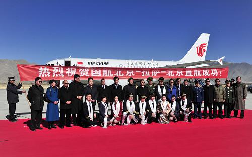 12月15日,在拉薩貢嘎機場,西藏自治區(qū)領(lǐng)導(dǎo)、國航機組人員等在慶祝直航成功的儀式上合影。新華社記者 陶希夷 攝
