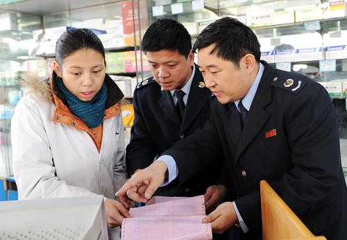 12月16日,邢臺市橋西區(qū)國稅局評估人員在一家藥店通過收費系統(tǒng)核對醫(yī)保卡支付信息和申報等數(shù)據(jù)。 近日,河北省邢臺市橋西區(qū)國稅局在開展對醫(yī)藥零售企業(yè)的專項整治中,充分利用第三方數(shù)據(jù)——醫(yī)??ㄖЦ缎畔⒈葘?,對納稅人開展調(diào)查核實和納稅評估,并結(jié)合企業(yè)實際,合理確定醫(yī)??ㄖЦ督痤~占全部銷售收入的比例,查找行業(yè)涉稅突出問題和稅收管理的薄弱環(huán)節(jié),嚴厲打擊涉稅違法行為,有效規(guī)范醫(yī)藥批發(fā)零售企業(yè)稅收秩序。 新華社記者 楊世堯 攝
