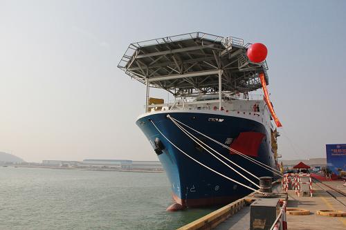 12月16日,“海洋石油708”在廣州交付使用。 當(dāng)日,國內(nèi)首艘3000米深水工程勘察船“海洋石油708”在廣州中船龍穴造船廠完工交付。作為我國深水重大科技攻關(guān)項(xiàng)目的綜合配套項(xiàng)目之一,“海洋石油708”的完工交付填補(bǔ)了我國在海洋工程深海勘探裝備領(lǐng)域的國內(nèi)空白,在南海油氣田的勘探開發(fā)上將起到重要作用。 新華社記者 盧漢欣 攝