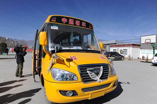 這是拉薩市政府專門訂購的學(xué)生專用校車(12月22日攝)。由拉薩市政府投入1300多萬元采購的53輛“大鼻子”校車近期陸續(xù)投入使用,拉薩市所屬七縣一區(qū)的農(nóng)牧區(qū)中小學(xué)的學(xué)生乘坐上了這些專用校車。新華社記者文濤攝