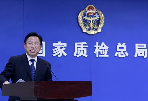 12月22日,國家質(zhì)檢總局新聞發(fā)言人李元平在新聞發(fā)布會上發(fā)言。當日,國家質(zhì)檢總局在北京舉行新聞發(fā)布會,宣布針對香港特區(qū)12月20日發(fā)現(xiàn)一例含有H5N1高致病性禽流感病毒雞尸體事例,質(zhì)檢總局決定從12月21日起,暫停活禽供港21天,同時繼續(xù)做好供港冰鮮禽肉產(chǎn)品的保障和安全工作。國家質(zhì)檢總局與此同時做出繼續(xù)保持與香港食物衛(wèi)生和福利局的密切溝通的機制,掌握疫情動態(tài),共同采取疫情應對防控工作。另外,要求廣東、深圳、珠海、海南等地出入境檢驗檢疫局積極配合香港特區(qū)政府做好疫情防控工作,并加強口岸檢疫工作,防止疫情傳入。新華社記者 陳建力 攝