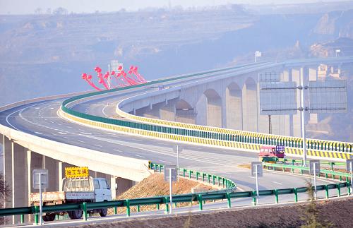 12月22日,這是新開通的西峰至長慶橋至鳳翔路口高速公路中甘肅省目前跨徑最大、建筑高度最高、技術(shù)含量最高、施工難度最大的控制性工程——涇河特大橋。新華社記者 梁強(qiáng) 攝